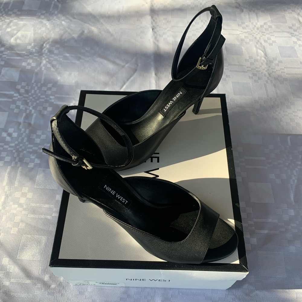BRAND NEW Nine West Size 6.5 Black Leather Avielle Heel